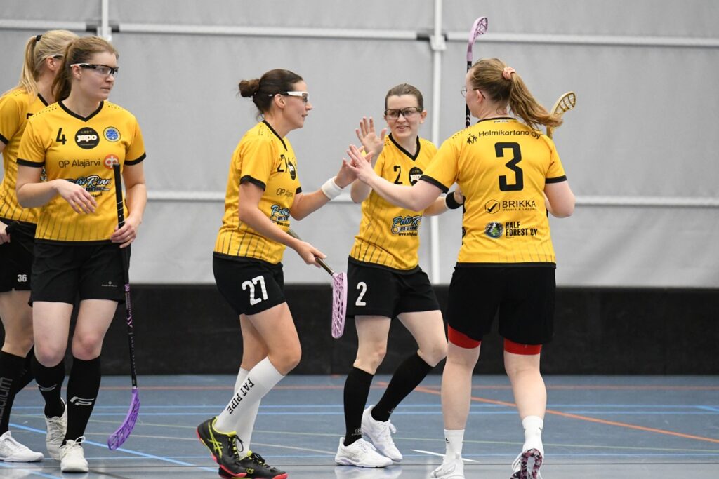 S.C. Alajärven ykkösketju: Sanna Luostarinen (vas.), Saila Piispanen, Niina Flink, Silja Polvi ja takana oleva Tanja Tuomela taituroivat viisi maalia kahteen peliin.