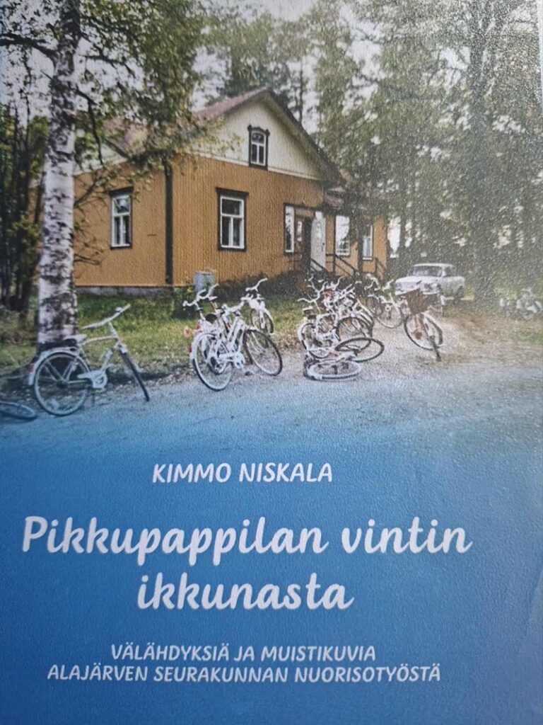 Kimmo Niskala on kirjoittanut muistelmateoksen Pikkupappilan ikkunasta. Se valottaa Alajärven seurakunnassa tehtyä nuorisotyötä.