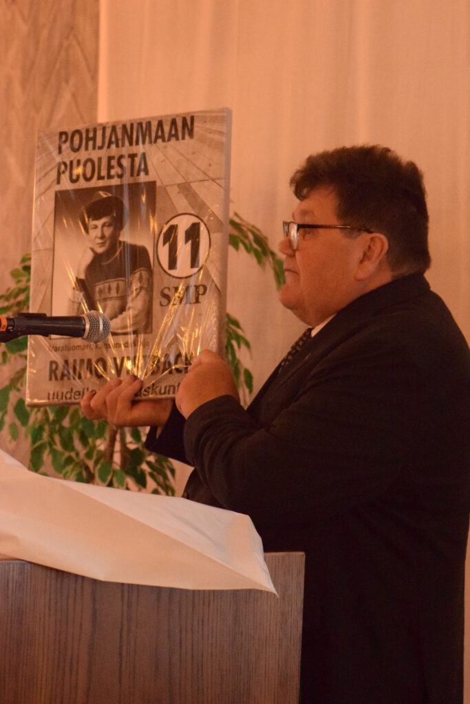 Harry Wallin esitteli juhlassa Raimo Vistbackan vanhaa vaalimainosta.