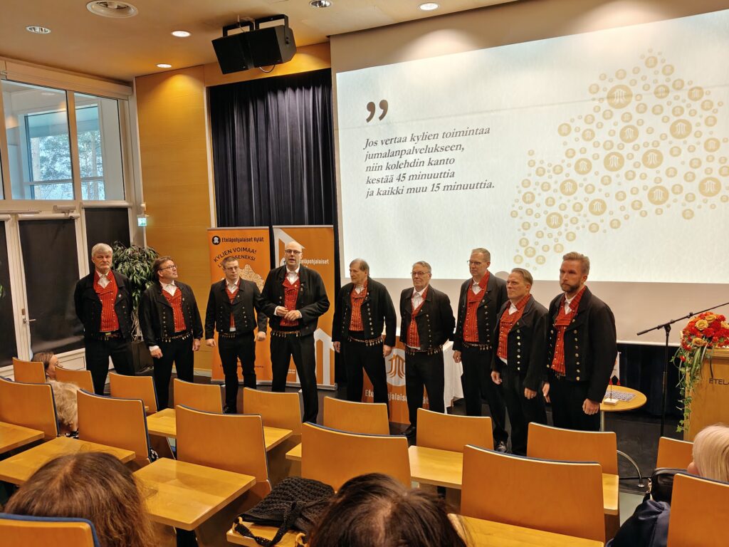 Heikoollenkki esiintyi hienoissa perinneasuissa.