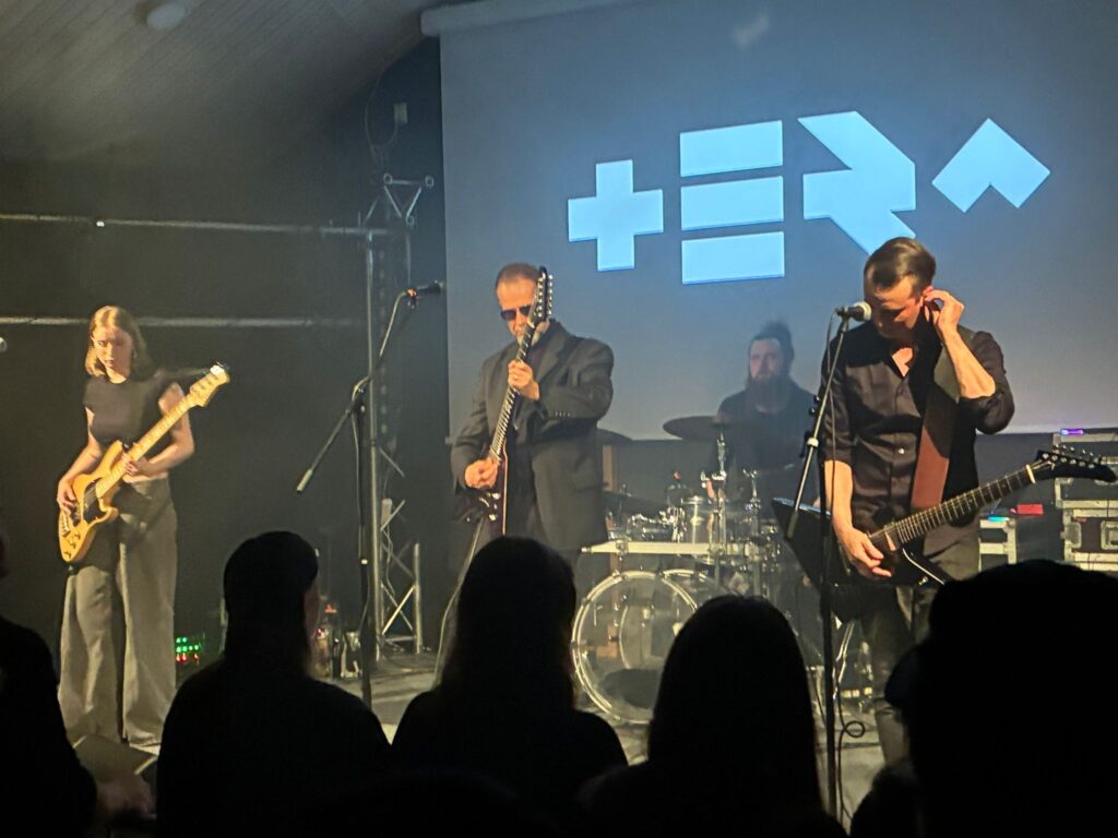 Lakisrock keräsi paikalle kuulijoita satojen kilometrien säteeltä. Lavalla illan viimeinen esiintyjä TERA. Kuva: Atro Anttila.