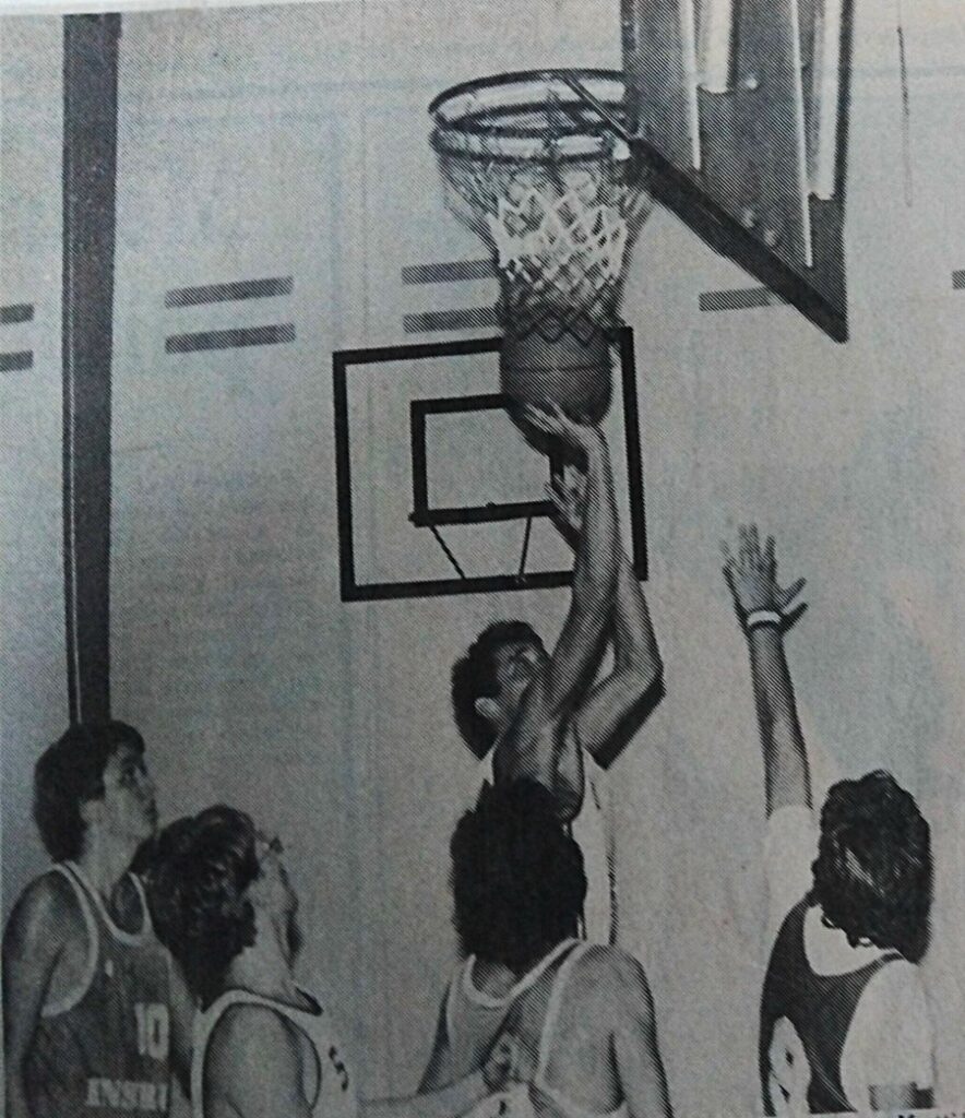 Jouko Arvola pussittaa.