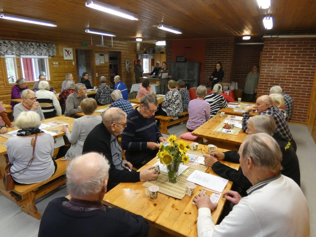 Jokikylän kylätalolle kerääntyi salin täydeltä väkeä vanhustenviikon etkoille, kuulemaan tietoiskuja, laulamaan yhdessä ja tapaamaan tuttuja.