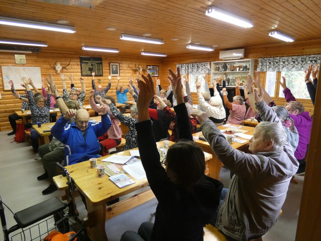 Raili Järvisen tuolijumpassa kädet nousivat korkealle.