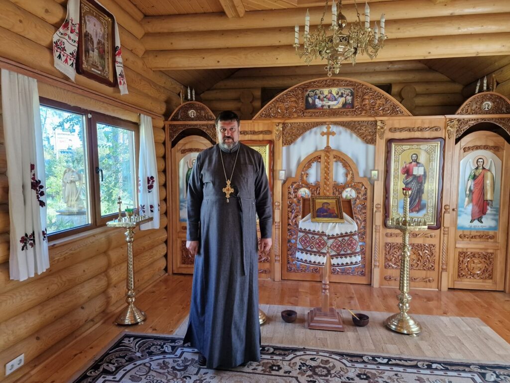 Viholllisen panssarivaunujen tykkien osoittaessa kohti Isä Mykola uskoi pian kuolevansa. Kuva: Kalle Kniivilä.