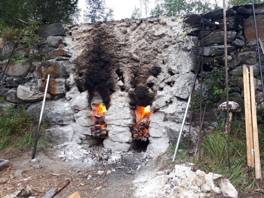 Kalkinpolttoa Vimpelissä perinteisin tavoin. Siihen liittyy eräs Järviseudulla kulkeva tarina, jossa on yliluonnollisia aineksia. Kuva: Tuija Ahola.