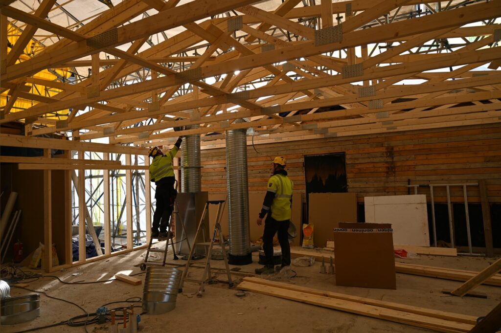 LVI-tekniikasta vastaavat LVI-Tekniikka J. Viita Oy:n Aki Salo (vas.) ja Janne Näykki.