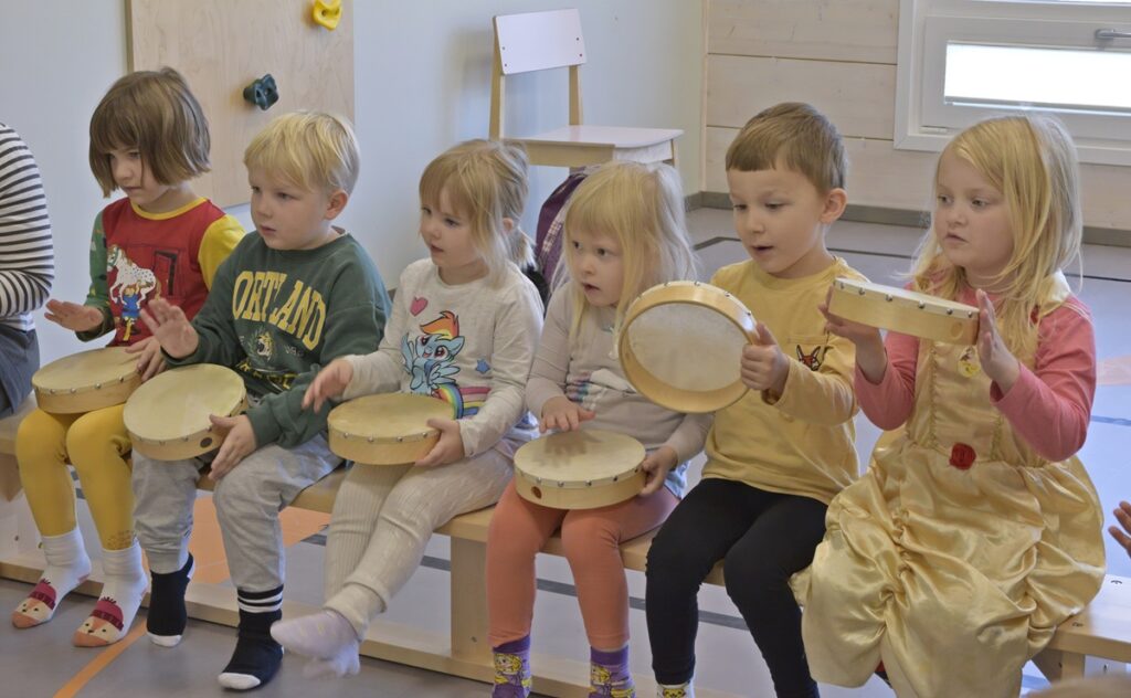 Lapset kuuntelevat ohjeita tarkkaan. Soittimia opeteltiin kohtelemaan arvokkaasti ja kunnioittavasti.