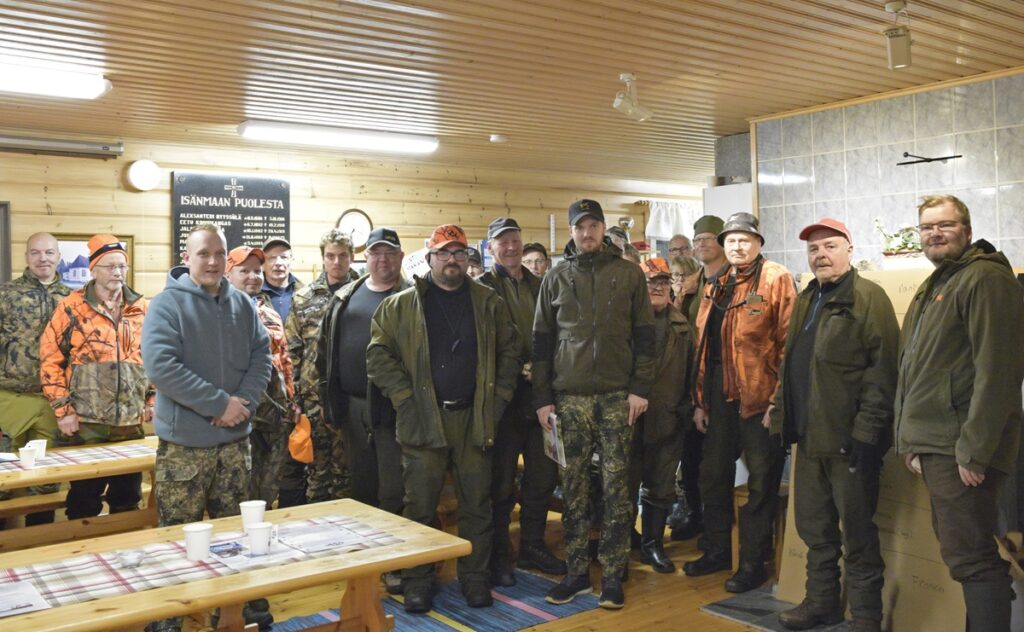 Koiranomistajat ja kilpailun tuomarit valmiina lähtöön.