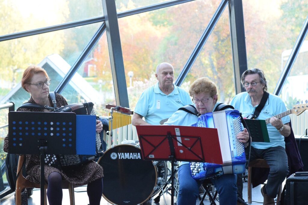 Soitto soi viikonloppuna Kivitipussa Lokakuun loiskeiden myötä.