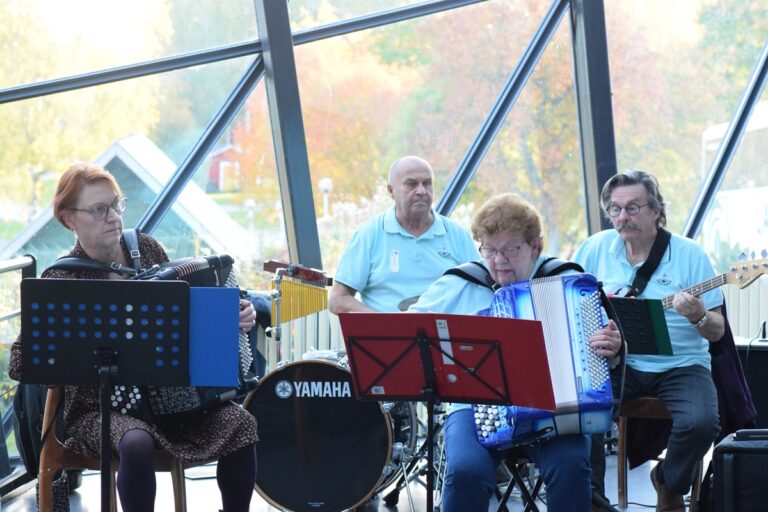 Soitto soi viikonloppuna Kivitipussa Lokakuun loiskeiden myötä.