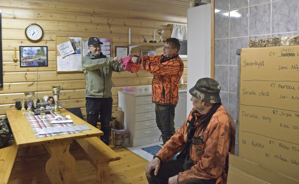 Kilpailun ylituomari Kalle Ruotsala (vas.) ja Mika Pessinen arpovat alueet koirille.