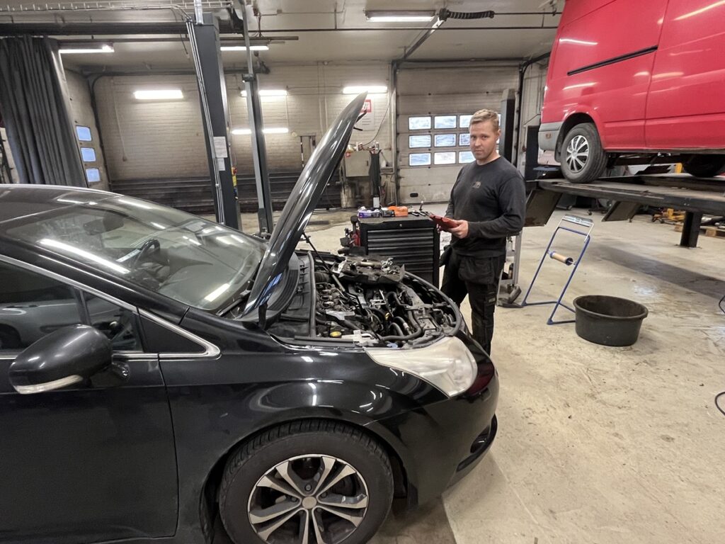 Kristian Laine on sähköautoihin koulutettu ja erikoistunut autoasentaja.