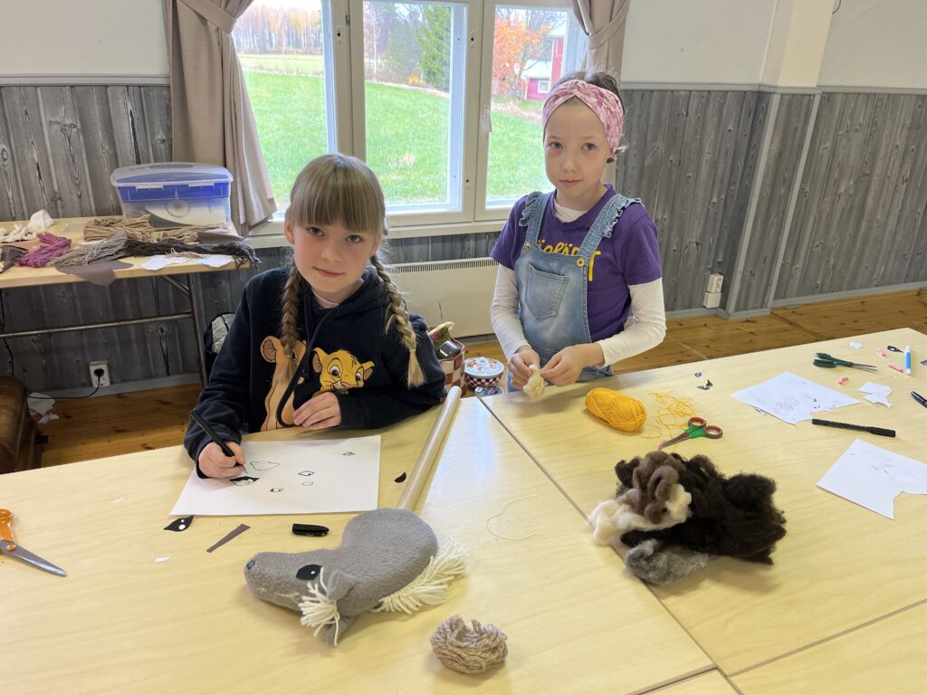 Laura Autio (vas.) ja Ruut Wetterstand suunnittelemassa ja valmistelemassa omaa kepparia.