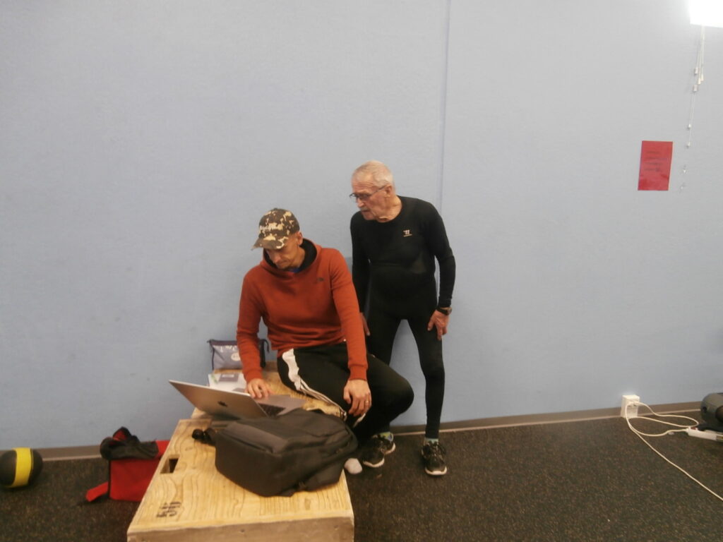 Kisoissa avustajana toiminut Jussi Försti lähetti koneella soudun tulokset. Aimo Järvelä seuraa taustalla.