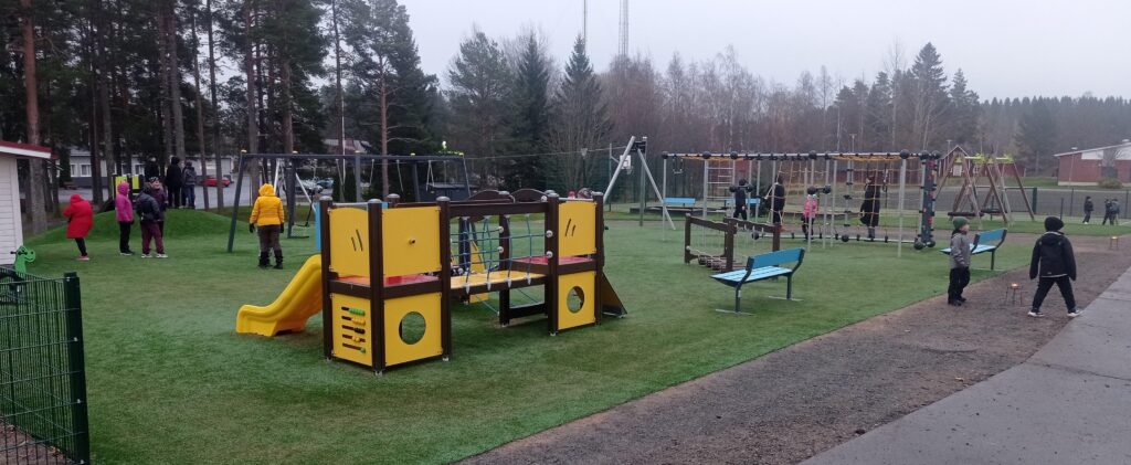 Hieman sateisesta säästä huolimatta Taimelan leikkialueen avajaisissa kävi mukavasti väkeä. Kaikesta näki, että lapset ovat uudesta leikkipaikasta enemmän kuin innoissaan. Kuva: Jarno Perkkiö.