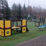 Hieman sateisesta säästä huolimatta Taimelan leikkialueen avajaisissa kävi mukavasti väkeä. Kaikesta näki, että lapset ovat uudesta leikkipaikasta enemmän kuin innoissaan. Kuva: Jarno Perkkiö.