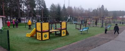 Hieman sateisesta säästä huolimatta Taimelan leikkialueen avajaisissa kävi mukavasti väkeä. Kaikesta näki, että lapset ovat uudesta leikkipaikasta enemmän kuin innoissaan. Kuva: Jarno Perkkiö.