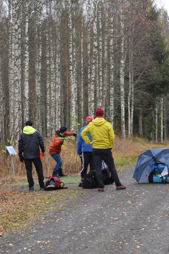 Vimpelin Vatpakalla kisailtiin syksyisessä säässä reilun 30 osallistujan voimin.