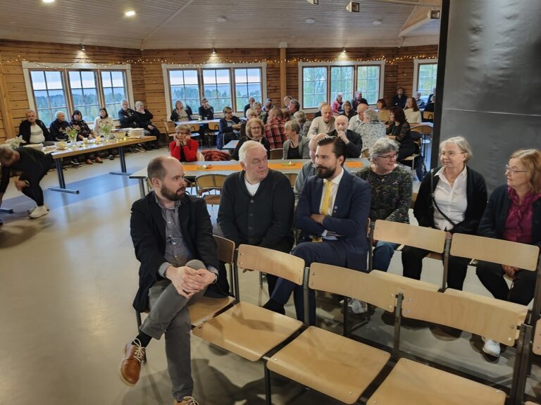 Heikki Peräaho (vas.), Hannu Särkinen ja Sam Leijonanmieli kohtasivat kyläjuhlassa.
