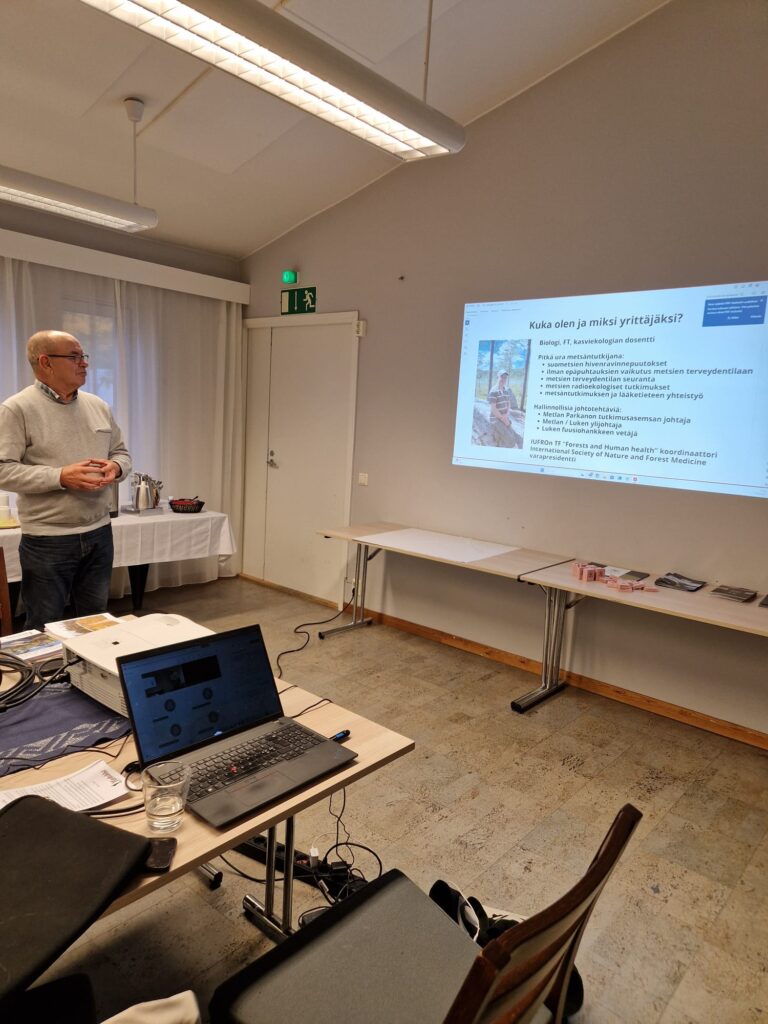 “Luontoproffa” Hannu Raitio puhui luonnon hyvinvointivaikutusten ja alueellisen tarinallisuuden hyödyntämisestä matkailun tuotteistamisessa.