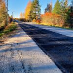 Tien kunnostustyöt Änttikankaan ja Pilobackan välillä ovat täydessä käynnissä ja uutta asfalttia levitetään parhaillaan.