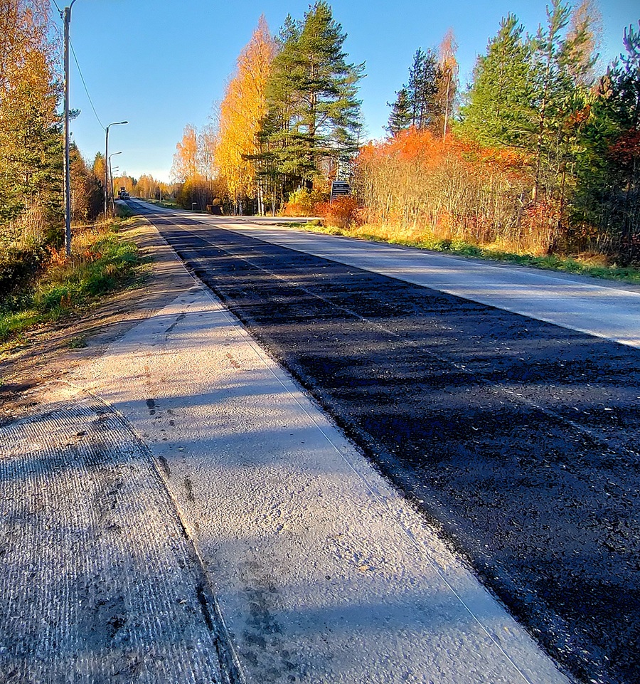 Tien kunnostustyöt Änttikankaan ja Pilobackan välillä ovat täydessä käynnissä ja uutta asfalttia levitetään parhaillaan.