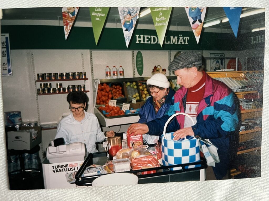 Vuodet 1997-2009 kauppa oli itsepalvelumyymälä. Kaijan sisko Katja toimi joskus apulaisena. Asiakkaina kuvassa Sirkka ja Onni Kivelä