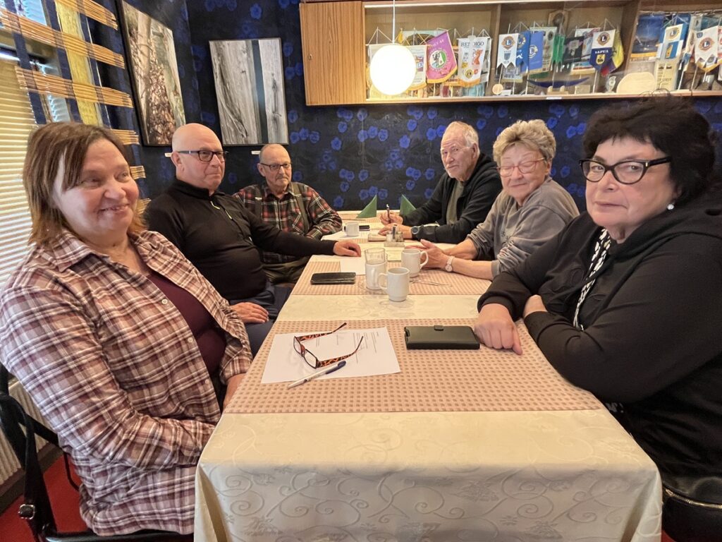 Eläkeliitto Evijärven yhdistyksen viimeinen hallitus vasemmalta lukien: Ritva Kangas, Karri Söderling, Erkki Kokko, Heino Kangastupa, Pirjo Uutela ja Vuokko Sulkakoski. Kuvasta puuttuvat Jorma Tähtinen ja Jouko Huhmarsalo.