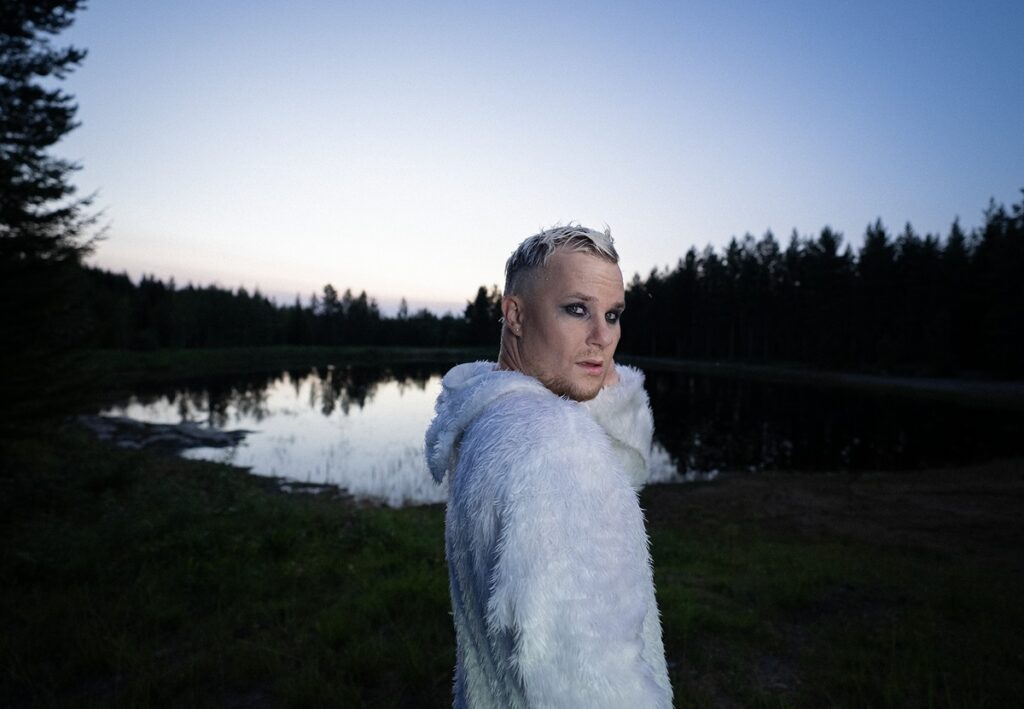 Artistinimi Jänön takaa löytyy moniulotteista symboliikkaa. –Jänö pohjautuu osittain omaan nimeeni, osittain aasialaiseen symboliikkaan. Ja jos ajatellaan jänistä eläimenä, niin se on ketterä, ovela ja leikkisäkin – mielestäni se kuvastaa hyvin myös tekemääni musiikkia, sanoo Jussi Liikala. Kuva: Jänö ja Marja Liikala. 