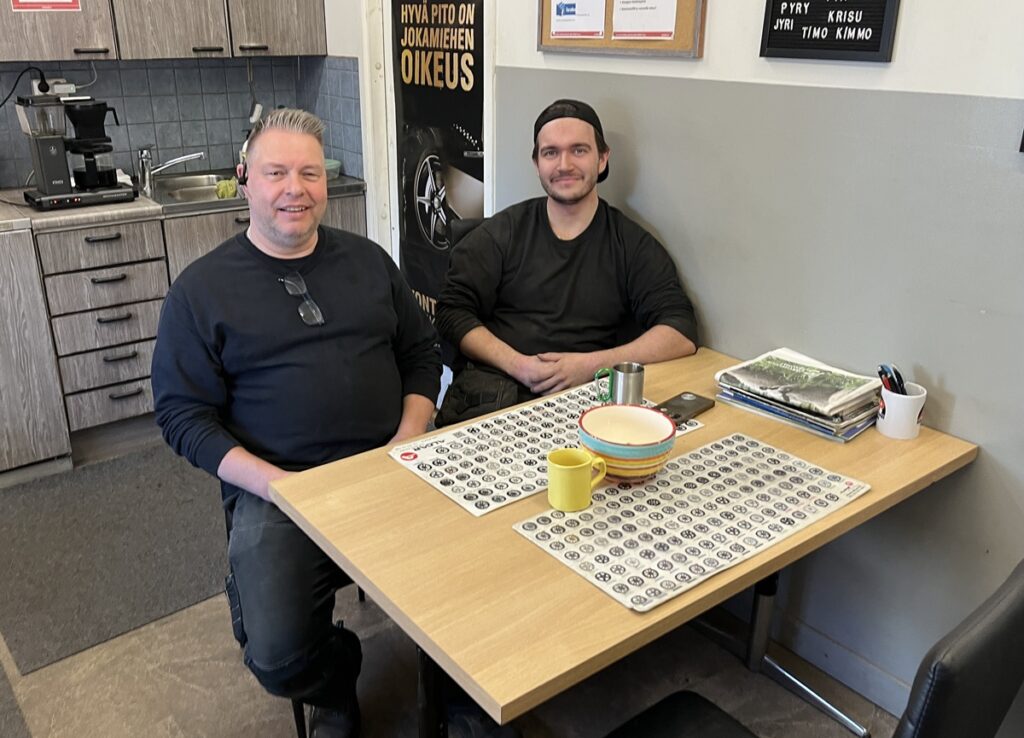 Ari Sulkakoski (vas.) ja autoasentaja Juri Levin kahvitauolla.