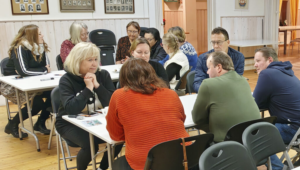 Kortesjärven Nuorisoseuralla pidetyssä Tulevaisuuden kylä -hankkeen työpajassa innovoitiin uutta. Kuva Aisapari.