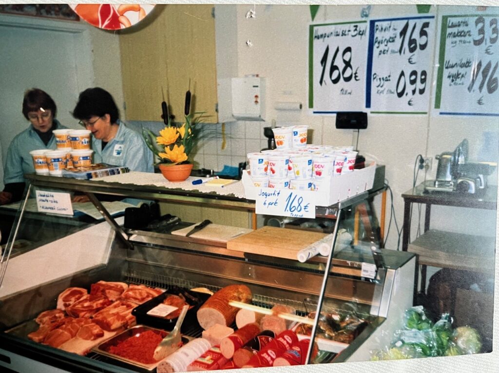 Lihatuotteiden irtomyynti oli kaupan erikoisuus, kun muulta lihatiskit olivat jo lopettaneet. Kuvassa Saija Koskela ja Kaija Koski tiskin takana.