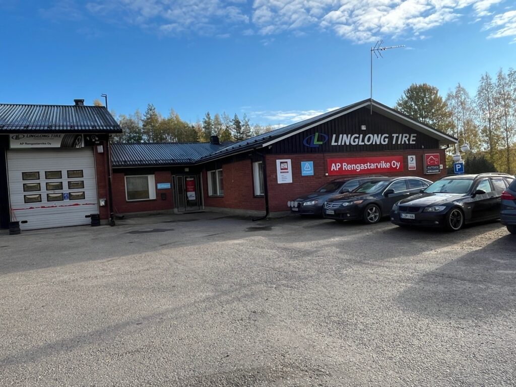 AP Rengastarvikeliikkeen sijainti kahden vilkasliikenteisen tien risteyksen läheisyydessä ja avarat pihatilat suosivat asiakkaita.