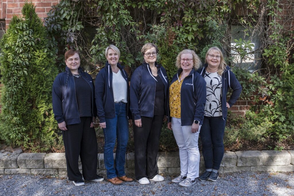 Kuva: Maakuntakorkeakoulun asiantuntijat Terhi Ojaniemi, Tiina Nieminen, Tarja Sandvik, Janika Hautaviita ja Marjo Vistiaho.