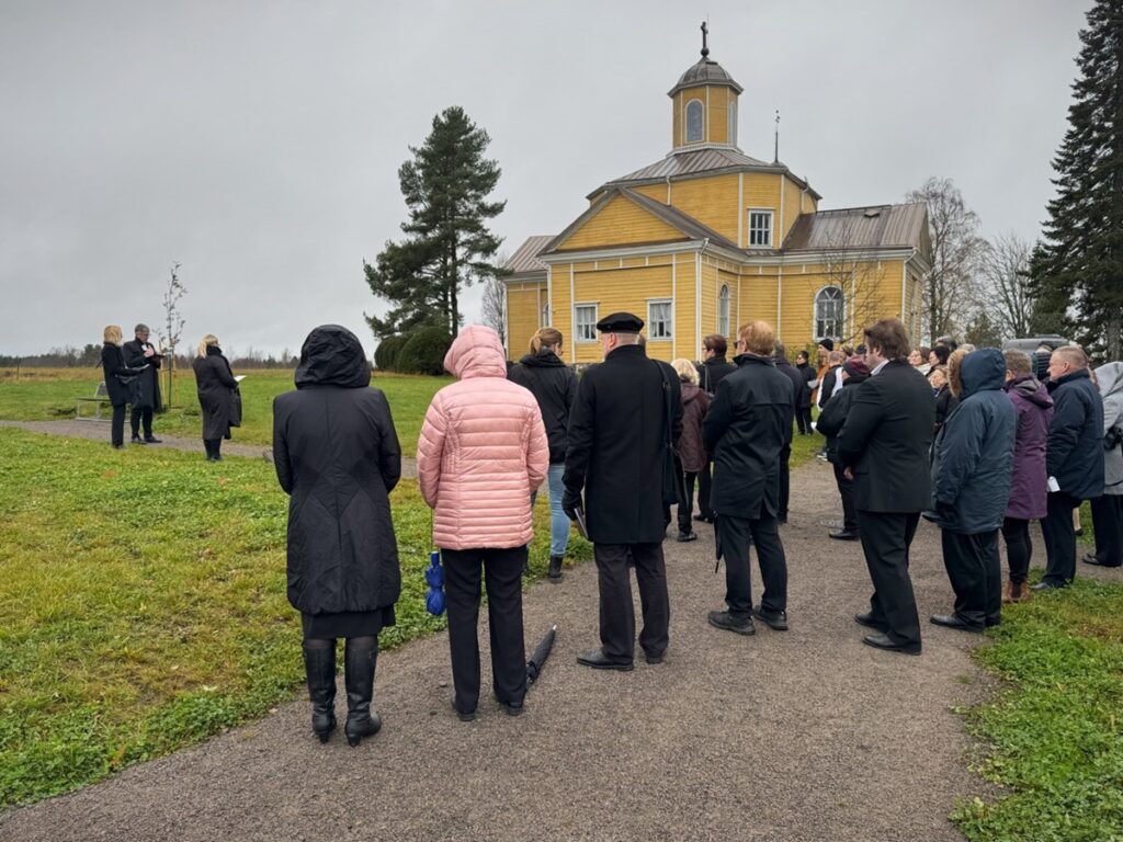 Piispan vierailu keräsi runsaasti väkeä Lehtimäen kirkkoon.