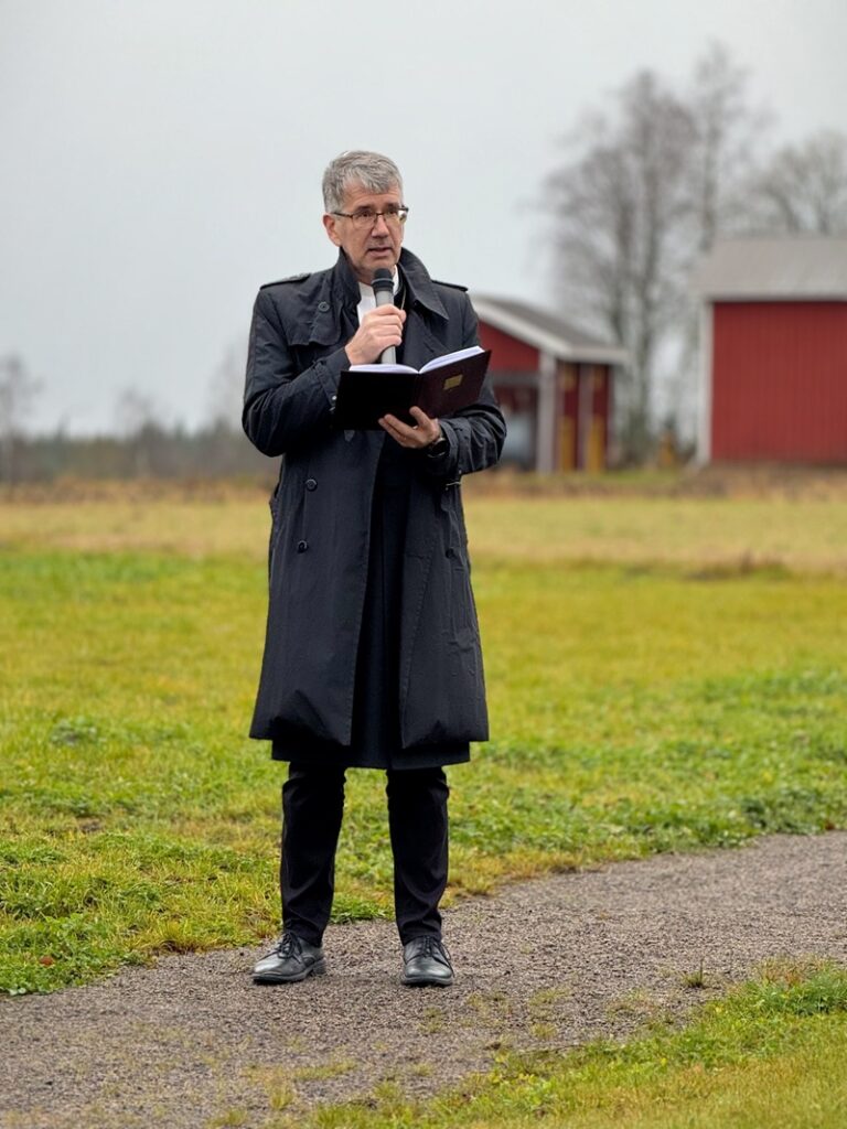 Piispa Salomäki siunasi käyttöön Lehtimäen hautausmaan laajennusosan.