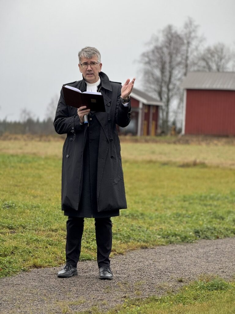 Lapuan hiippakunnan piispa Matti Salomäki vieraili 26. lokakuuta Lehtimäellä. Kuvat: Panu Malkasilta.