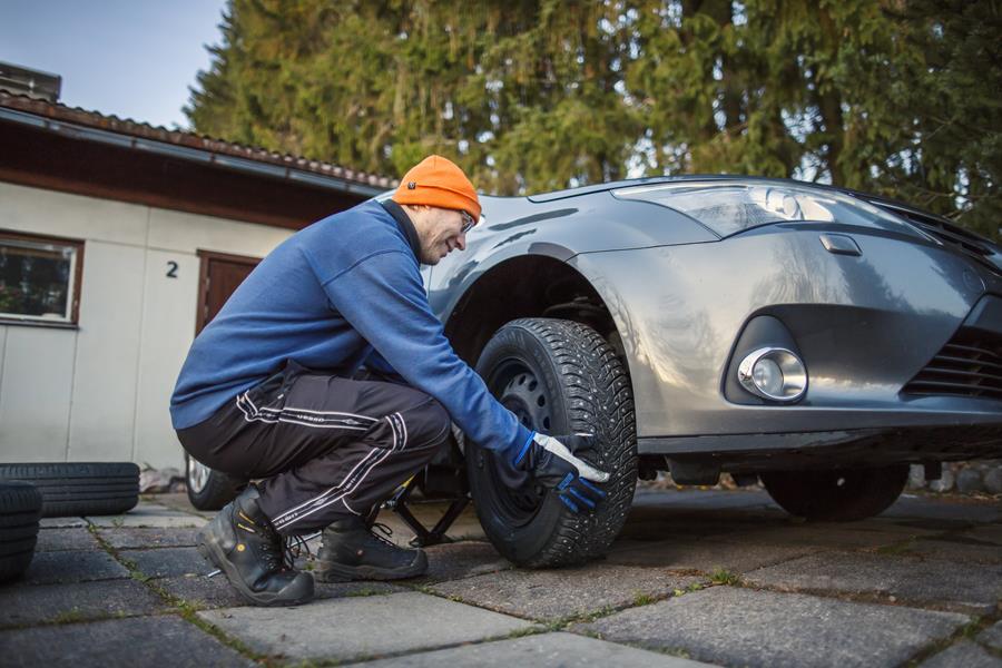 Autoilija on vastuussa siitä, että autossa on keliin sopivat renkaat. Kuva: Nina Mönkkönen / Liikenneturva