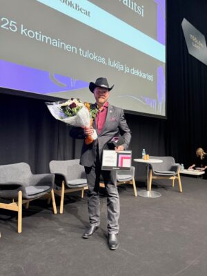 Christian Rönnbacka palkittiin vuoden kotimaisena dekkaristina kolmannen kerran. Kuva: Rönnbackalta.