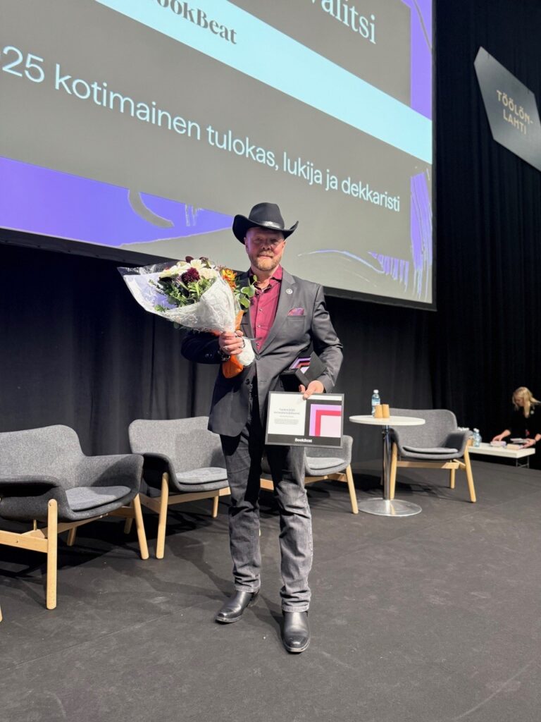 Christian Rönnbacka palkittiin vuoden kotimaisena dekkaristina kolmannen kerran. Kuva: Rönnbackalta.