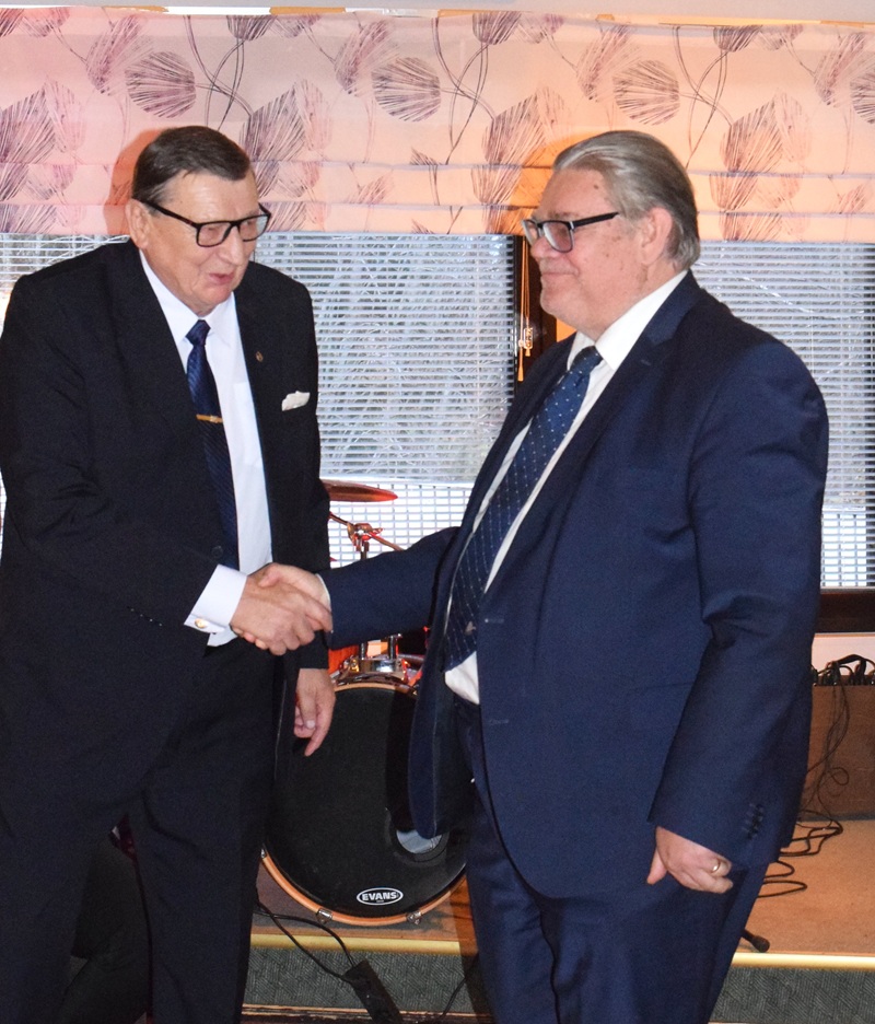 Perussuomalaisten perustajat kohtasivat Alajärvellä, Timo Soini (oik.) onnitteli Raimo Vistbackaa.