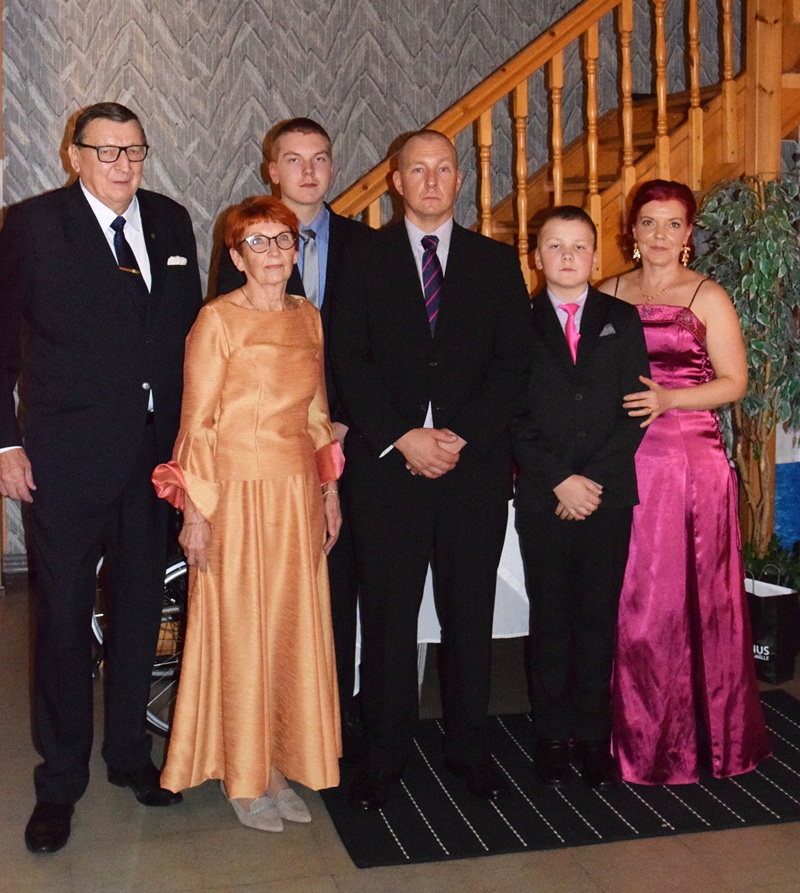 Raimo ja Helena Vistbacka sekä pojan, Ville Vistbackan perhe.