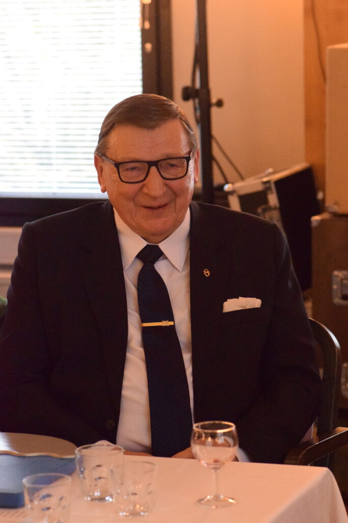 Raimo Vistbacka juhli 80-vuotispäiviään Alajärvellä.