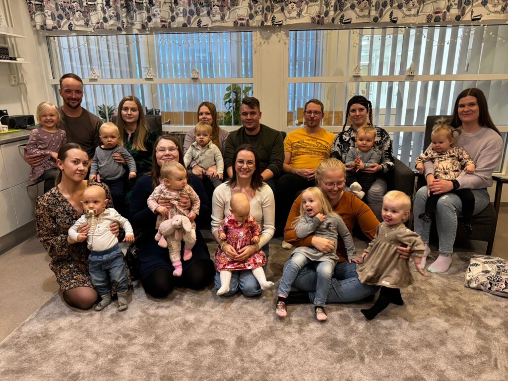 Kortesjärven Messissä juhlittiin vuonna 2024 syntyneitä lapsia. Vauvajuhlaan kokoontui kahdeksan perhettä. MLL:n epävirallisten laskujen mukaan 12 perheeseen Kortesjärvellä syntyi vauva viime vuonna.