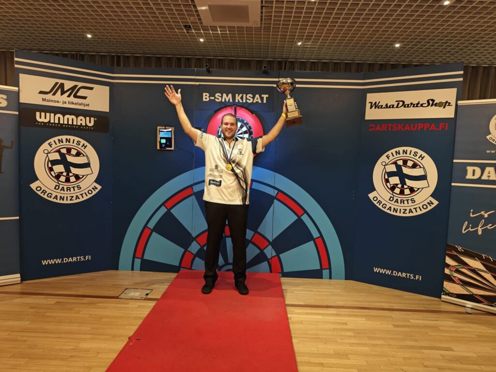 Suomen mestarin on helppo hymyillä. Kuva: Matti Airaksinen.