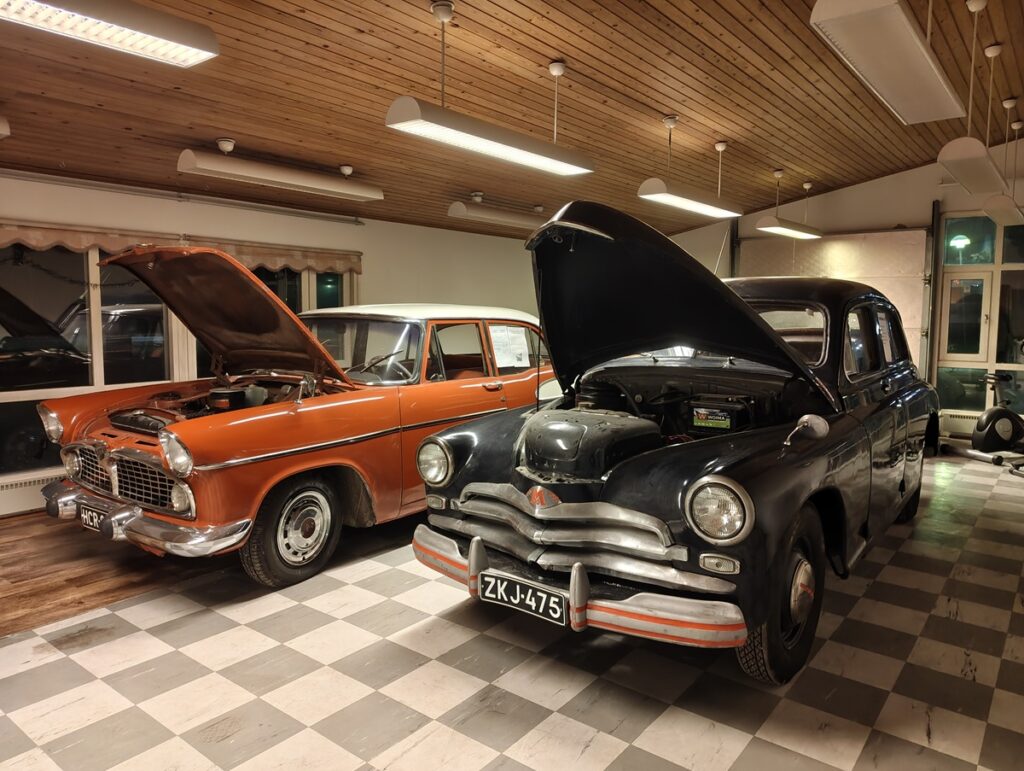 Tilaisuuden lopuksi nähtävänä oli firman kalustoa eri aikakausilta.