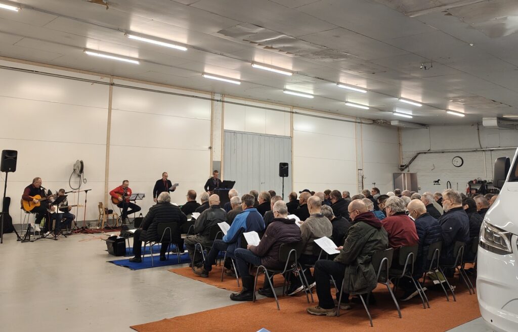 Vesa Rauha (vas.) ja Rauhantekijät vastasivat illan musiikkiannista ja säestivät tilaisuuden yhteislauluja.