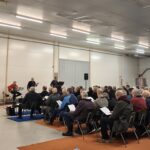 Vesa Rauha (vas.) ja Rauhantekijät vastasivat illan musiikkiannista ja säestivät tilaisuuden yhteislauluja.