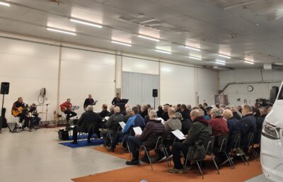 Vesa Rauha (vas.) ja Rauhantekijät vastasivat illan musiikkiannista ja säestivät tilaisuuden yhteislauluja.